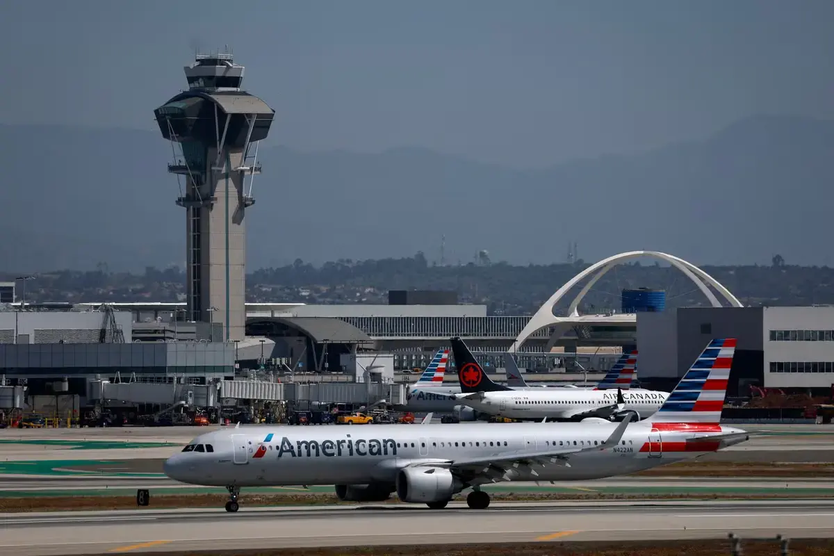 Airline Ticket Prices Remain High Despite Fuel Cost Drop