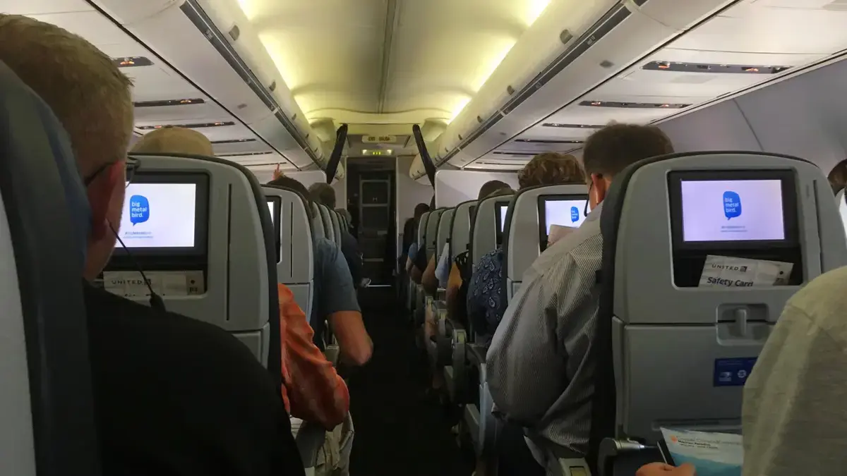 Pilot Delivers Pizza to Hungry Passengers