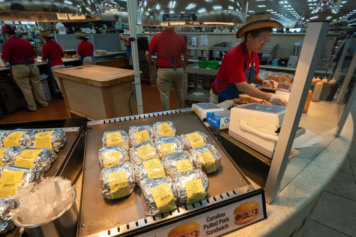 Road Trip Rivals: Buc-ee's vs Cracker Barrel