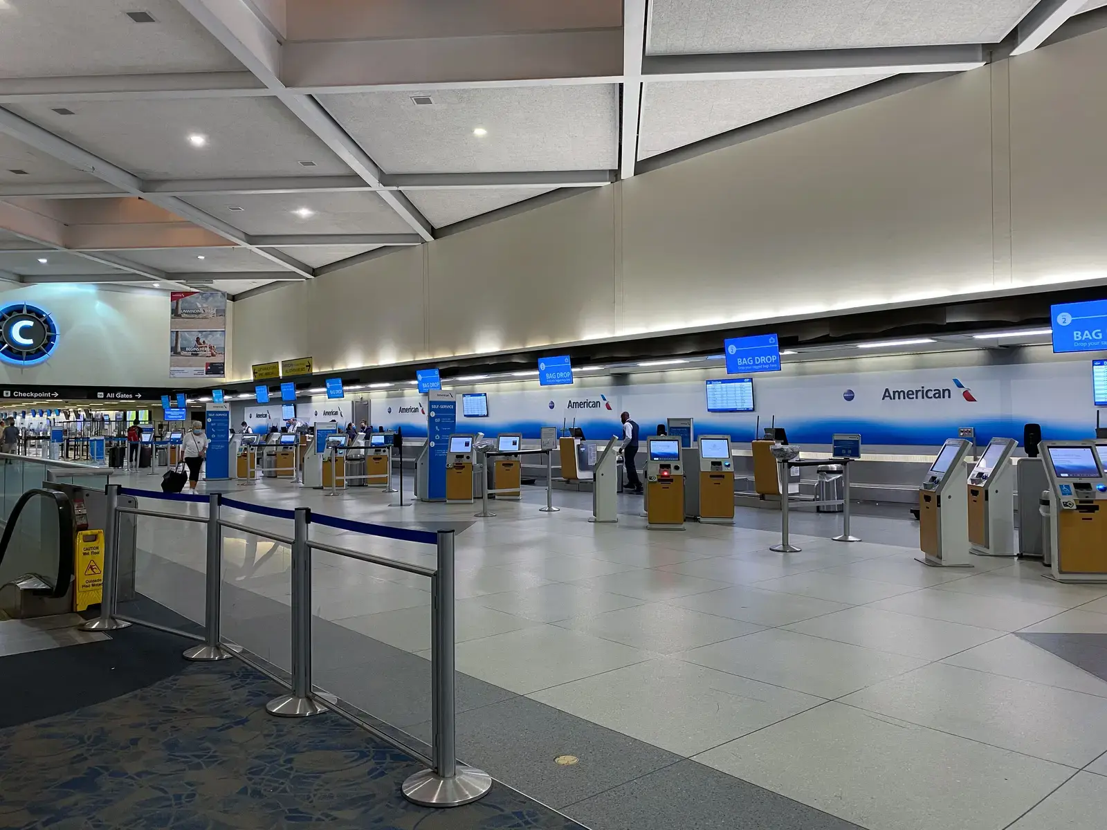 American Airlines Cancellations Surge, Outpacing Rivals at Week Start