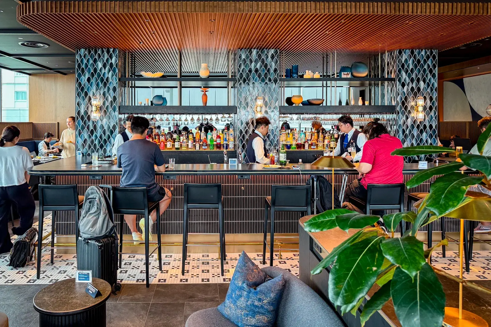 Best Airport Lounge Access Credit Cards for Frequent Flyers