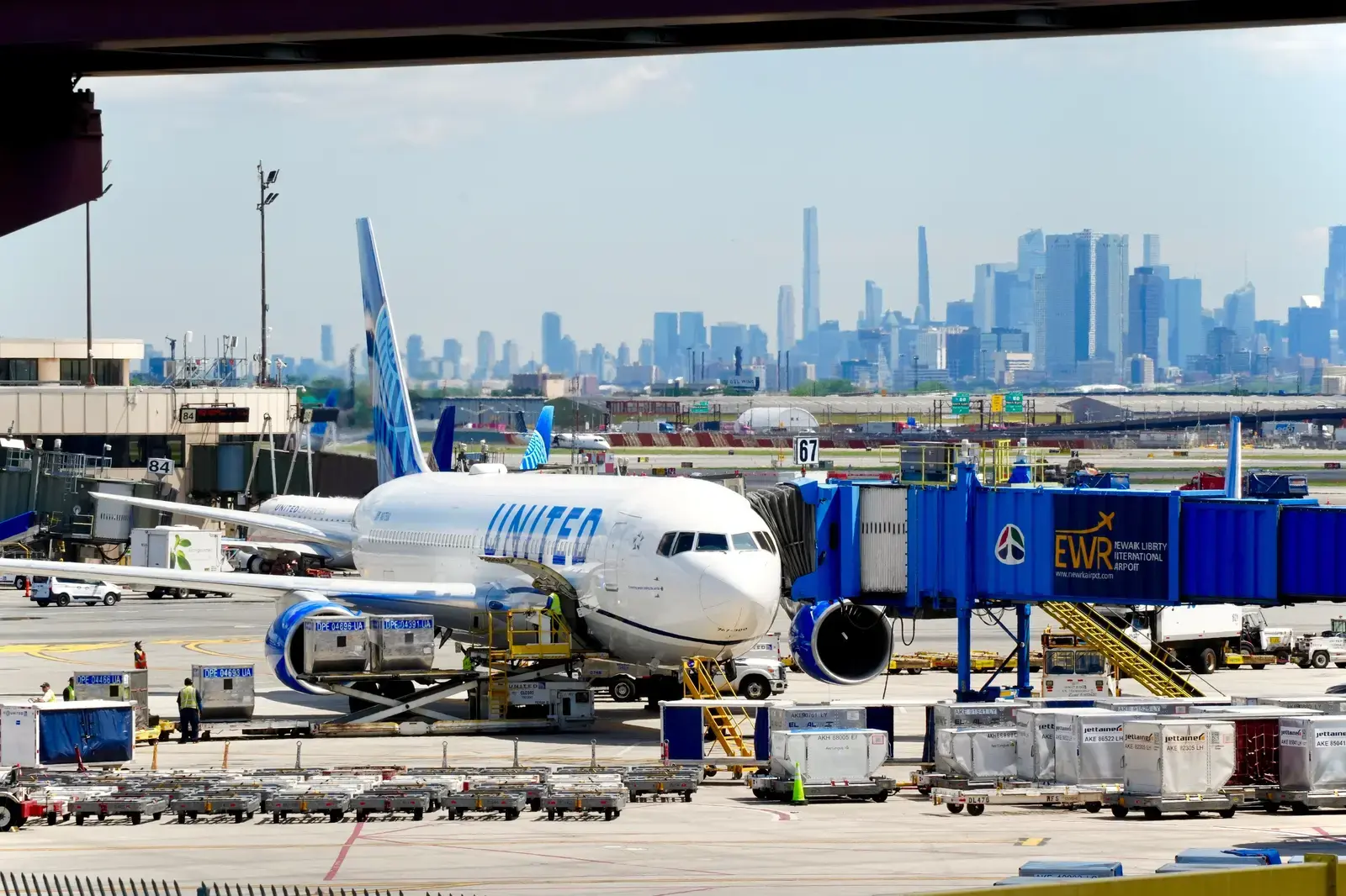 United Airlines Grounds Hundreds as Equipment Failure Sparks Airport Chaos