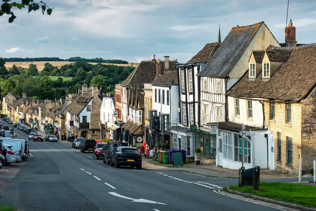 Cotswolds Town to Tighten Coach Restrictions After School-Related Incidents