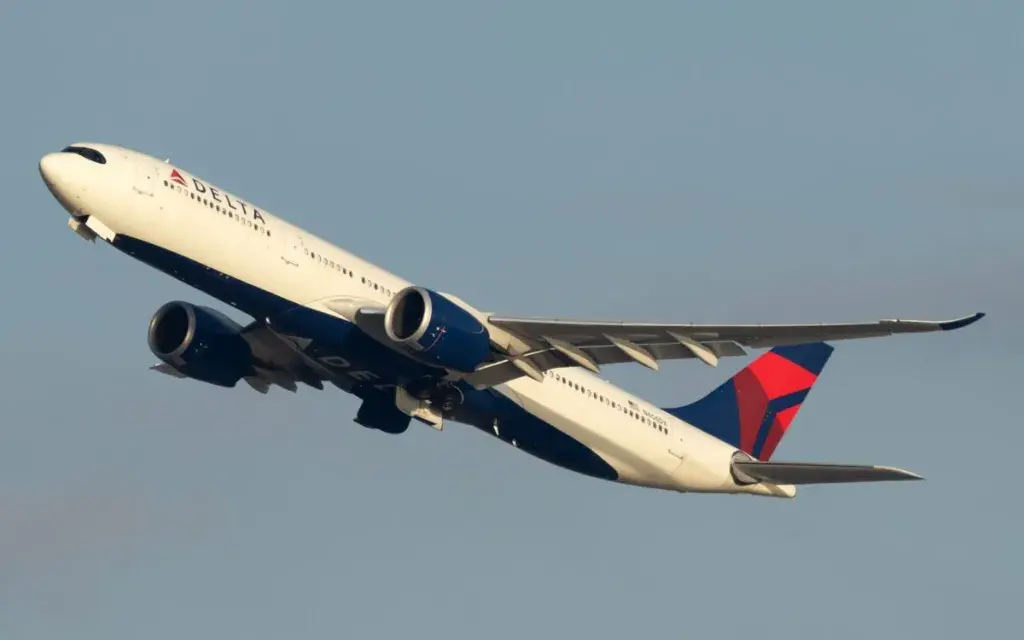 Delta and Amex GBT Pilot One‑Click Status Sign‑Ups for Business Travelers