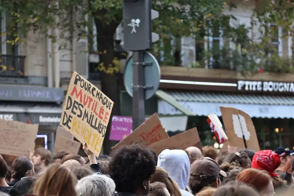 Protests Shut Paris’s Louvre and Spark Global Travel Alerts