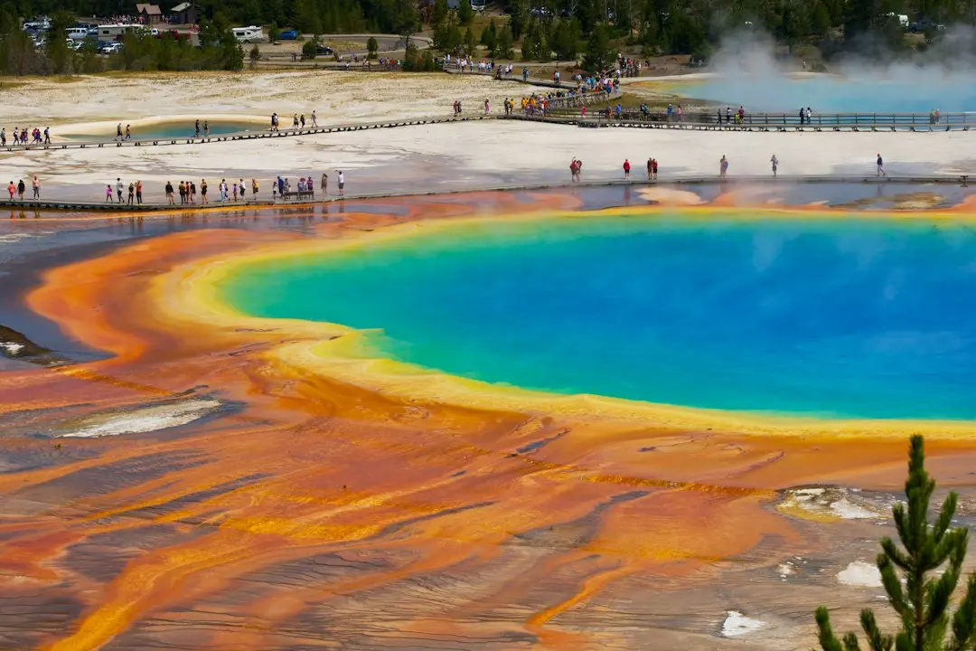 Yellowstone National Park Faces Early Snow as Visitors Prepare for Seasonal Closures